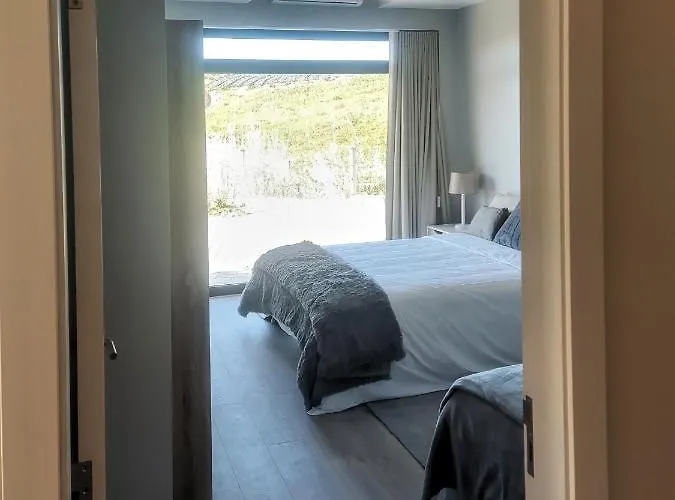 ゲストハウス Lulu's アトウギア・ダ・バレイア